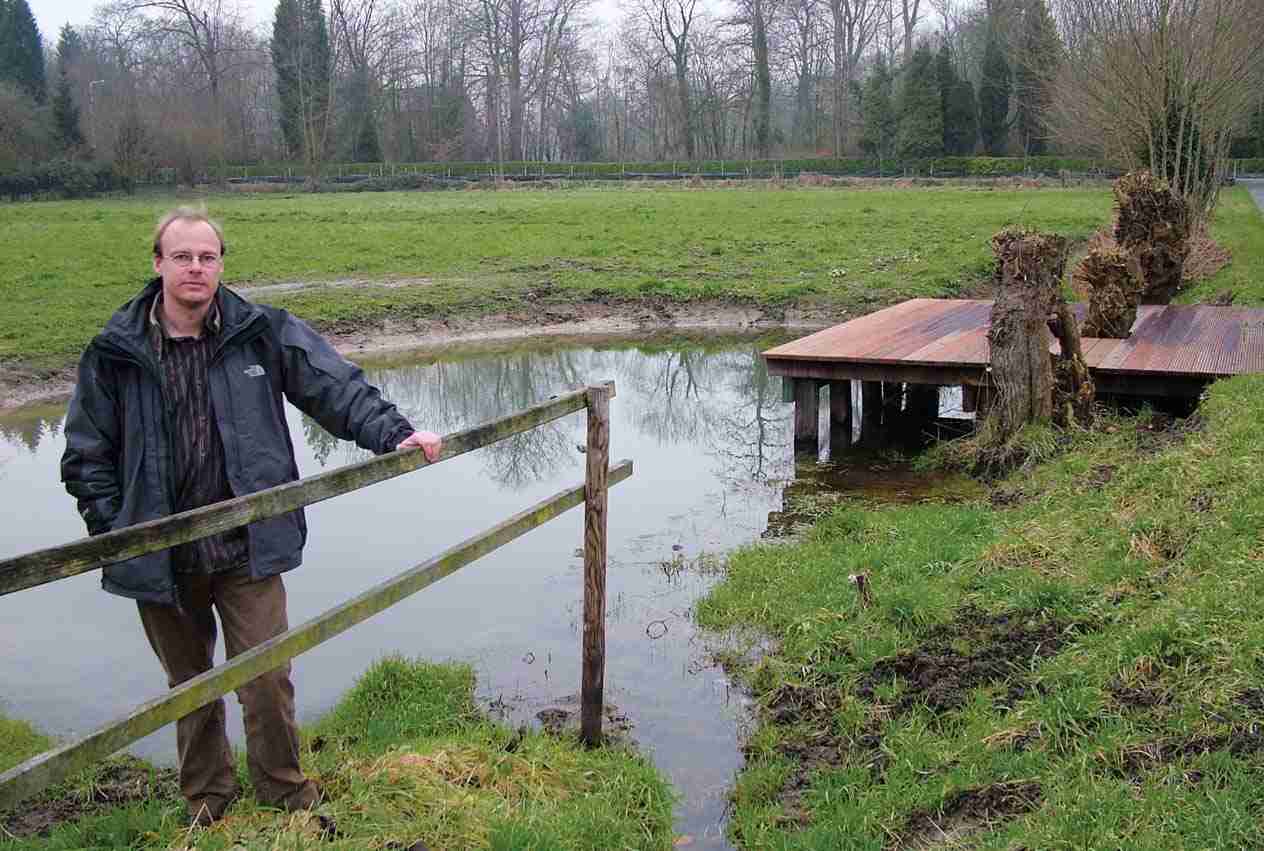 Dominique Verbelen bij de nieuwe educatieve poel